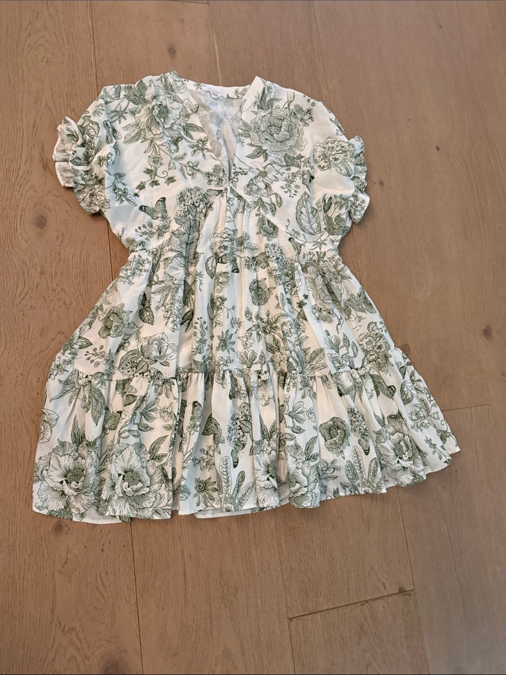 Maven Tiered Floral V-Neck Casual Dress in Green and White
